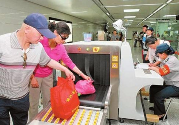 進地鐵車站過安檢,食物飲料進安檢機接受X光掃描檢查后還能吃嗎？安檢x光機對食物有無影響？
