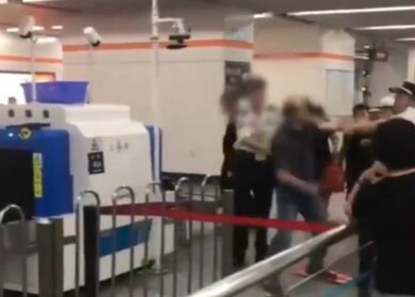 旅客拒絕安檢，與安檢員發(fā)生肢體沖突，致使安檢員停職