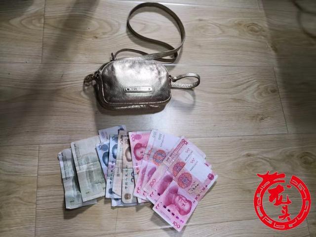 黑龍江一女子安檢時順手拿別人的包，十幾分鐘就被抓