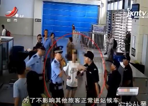 少女強(qiáng)行沖安檢被阻，稱舍不得朋友離開(kāi)：我和他就好到和親人一樣